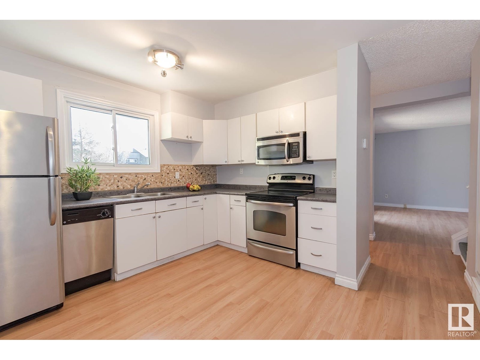 8041 27 AV NW