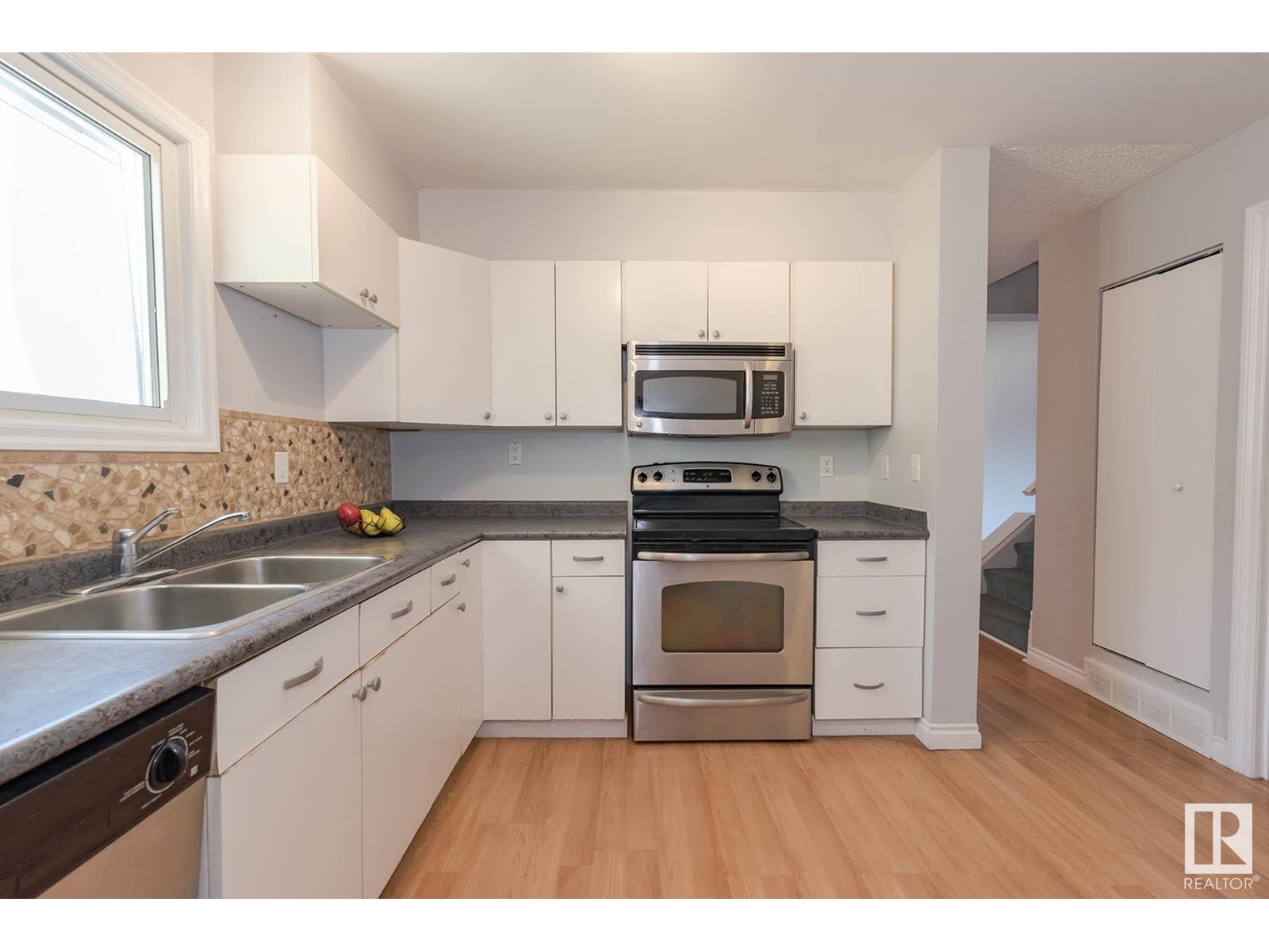 8041 27 AV NW