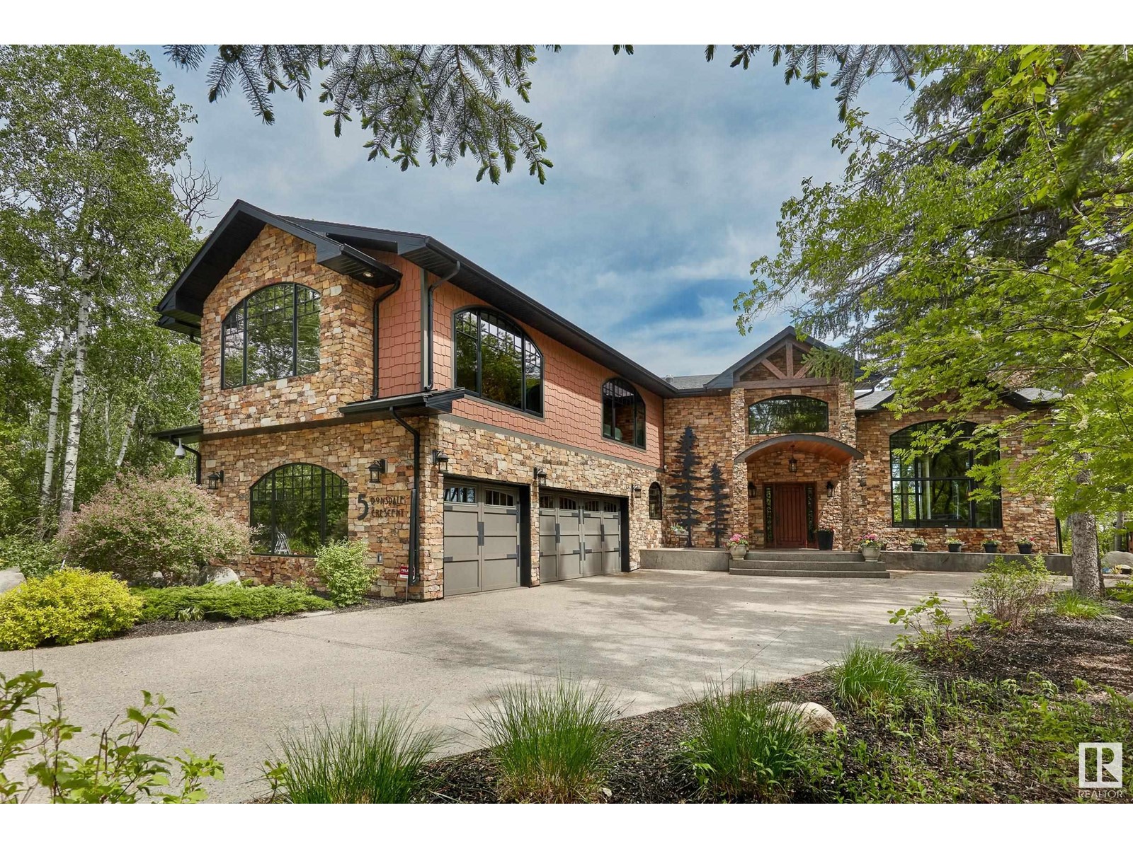 5 DONSDALE CR NW