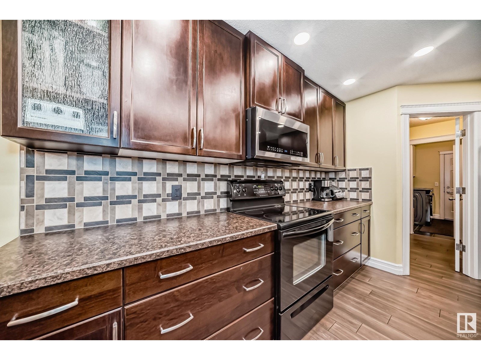 6123 11 AV SW SW