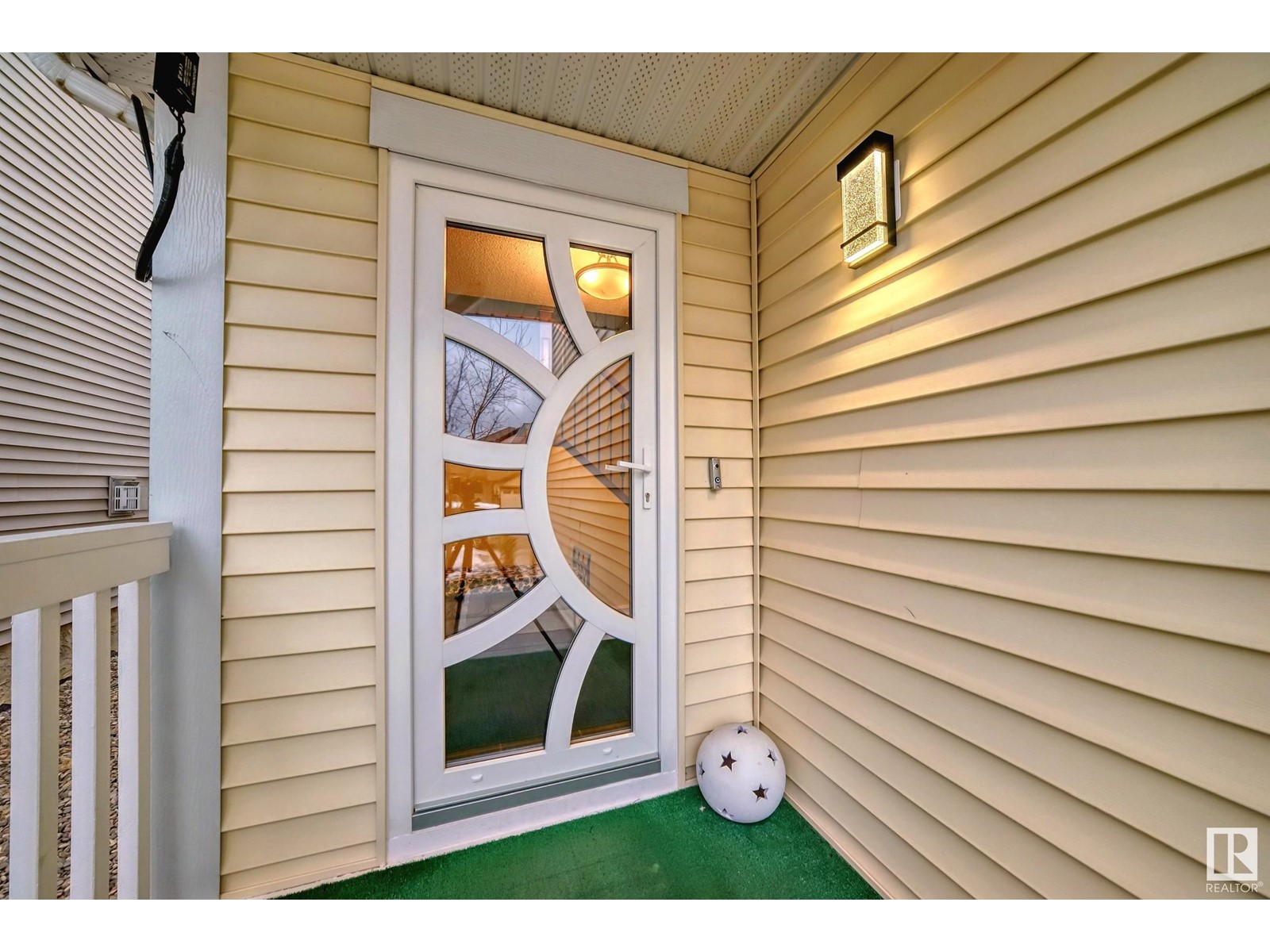 6123 11 AV SW SW