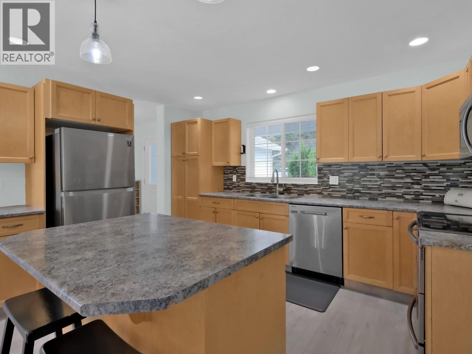 7200 VICTORIA Road S