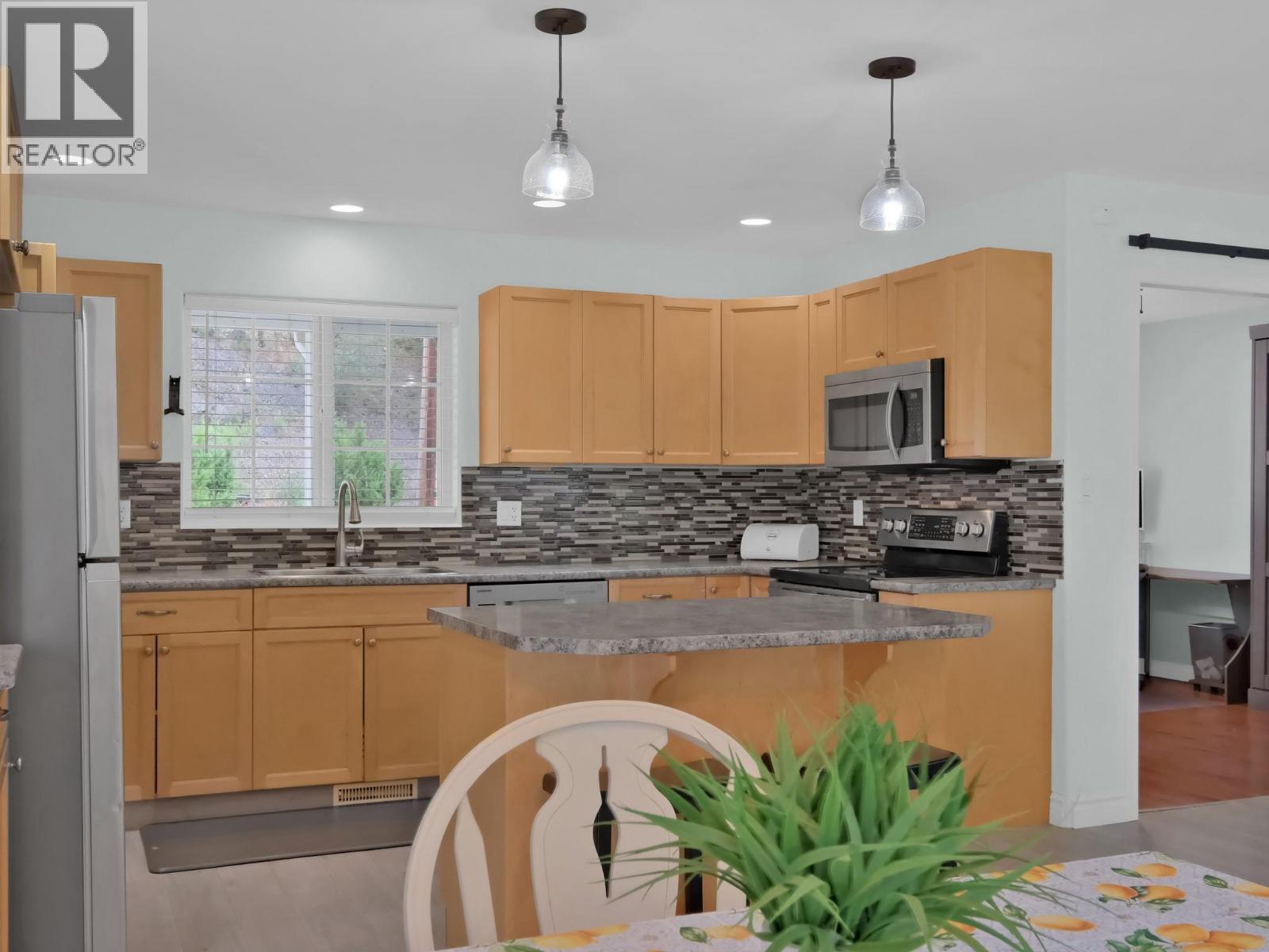 7200 VICTORIA Road S