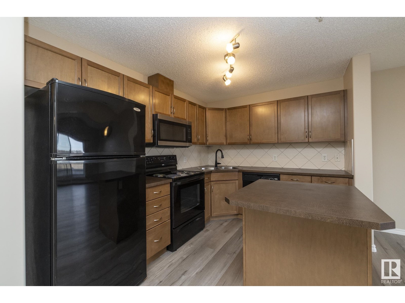 #210 646 MCALLISTER LO SW