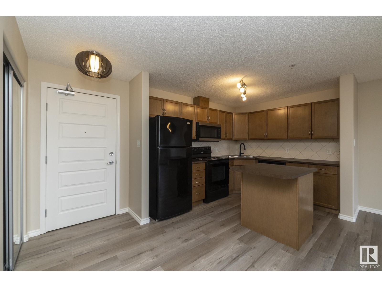 #210 646 MCALLISTER LO SW