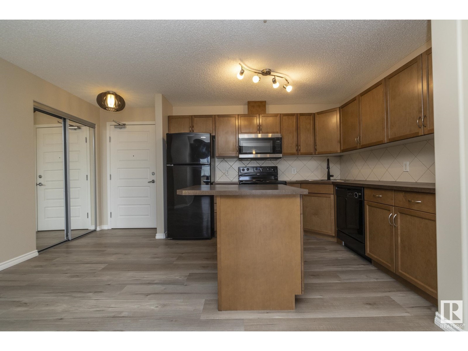 #210 646 MCALLISTER LO SW