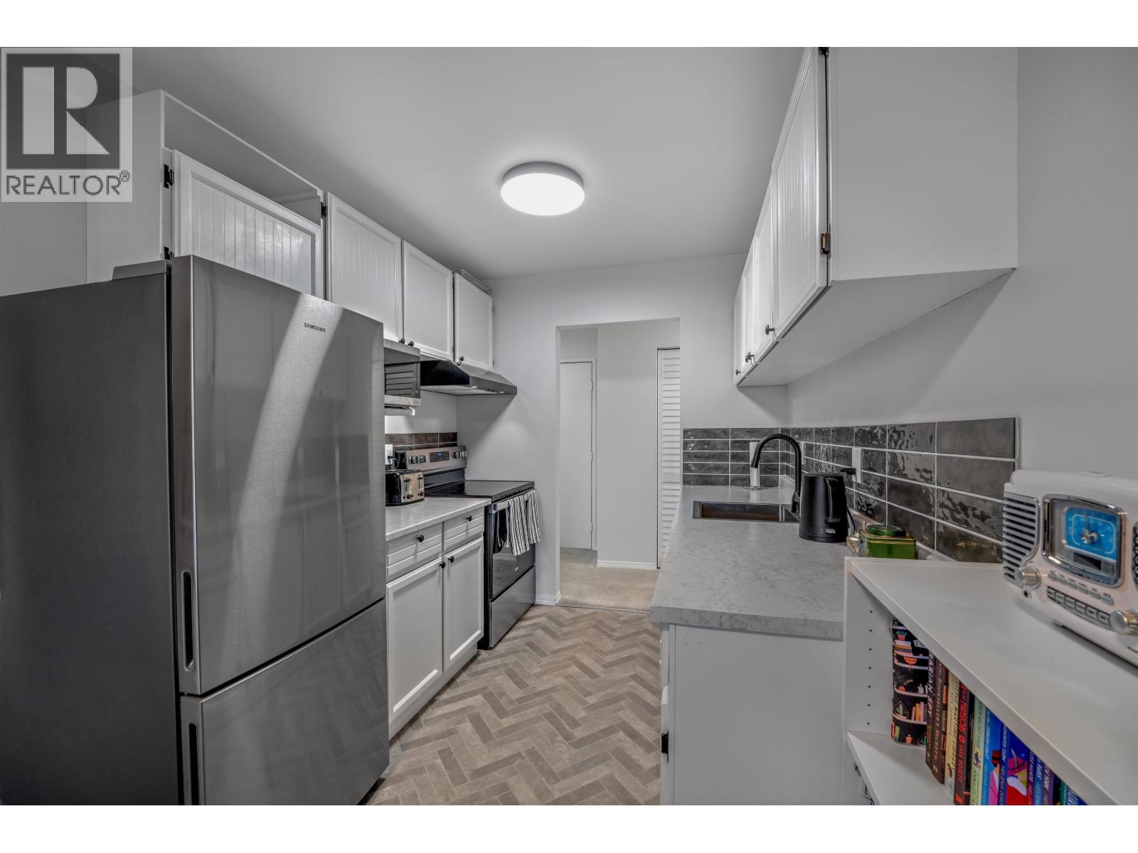 305 4288 15TH AVENUE