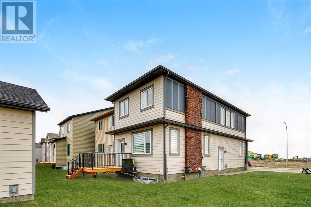 215 Belvedere Crescent SE