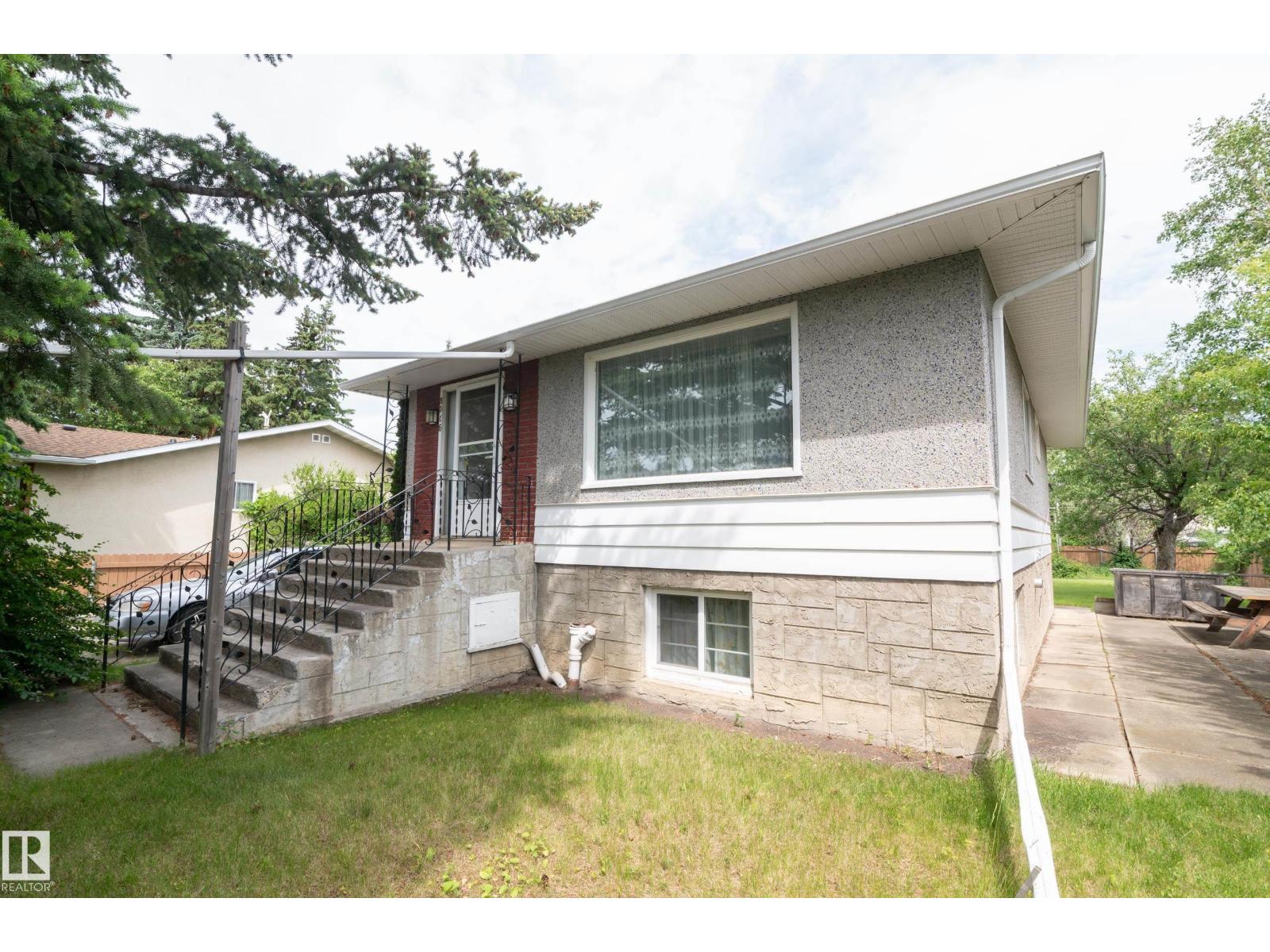 8316 73 AV NW