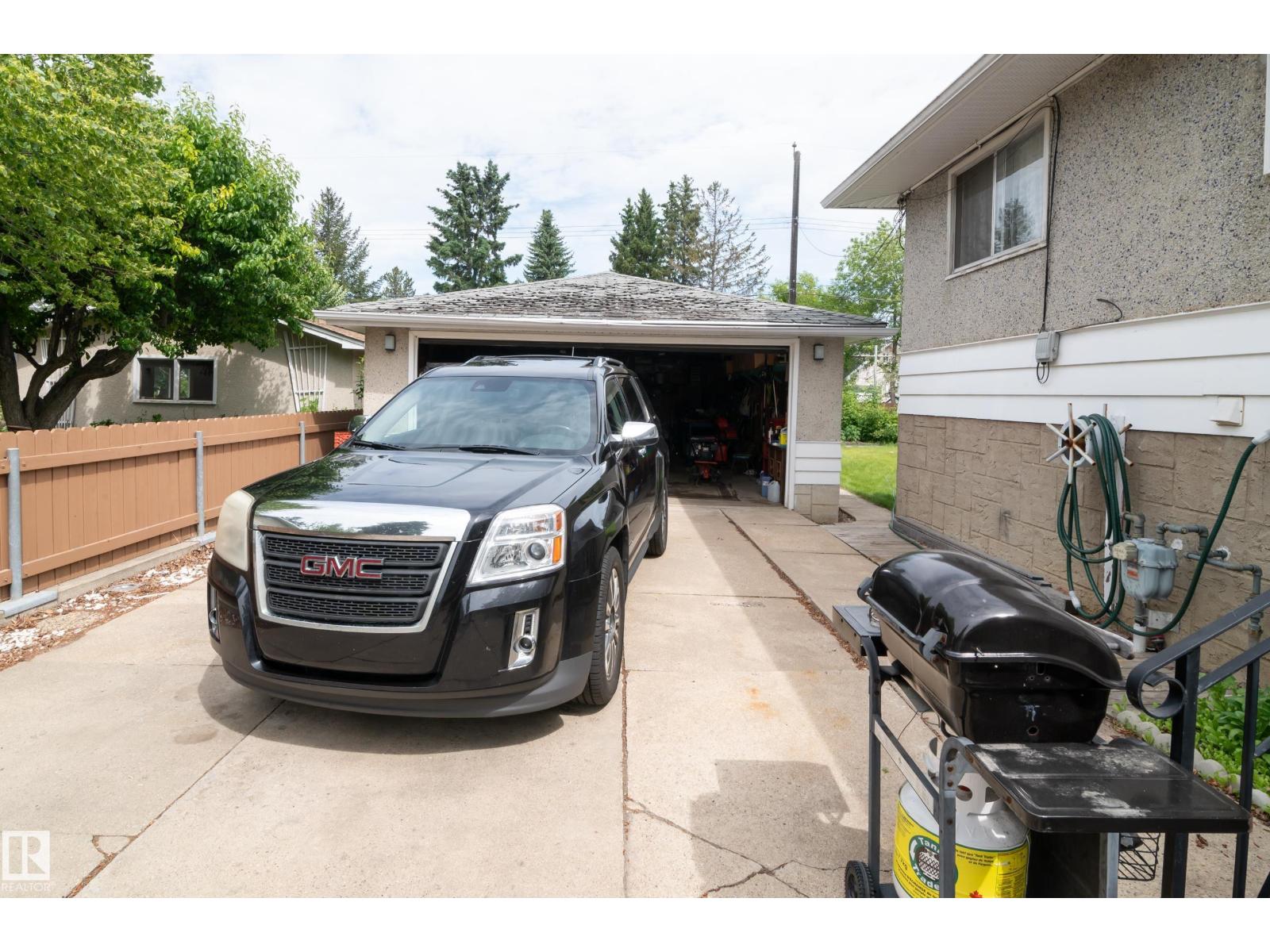 8316 73 AV NW