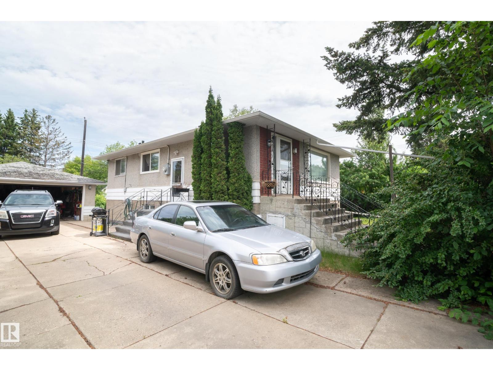 8316 73 AV NW