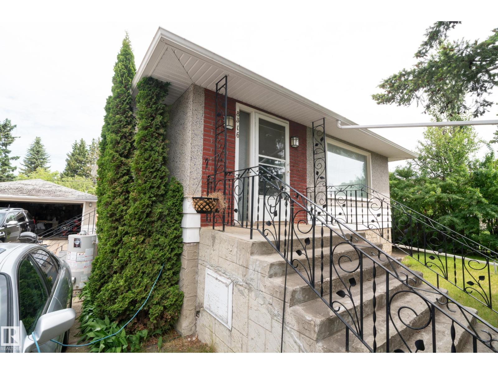 8316 73 AV NW