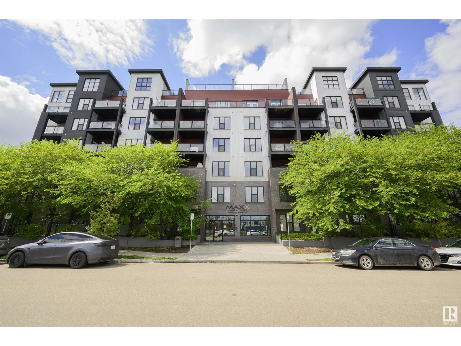 #302 10518 113 ST NW