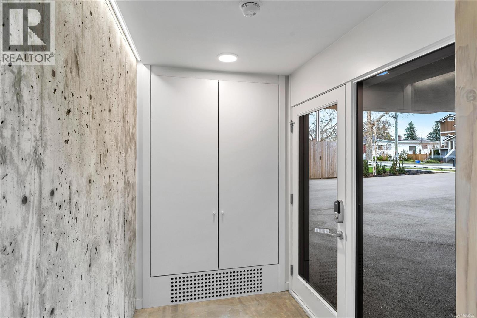 2 2910 Shelbourne St