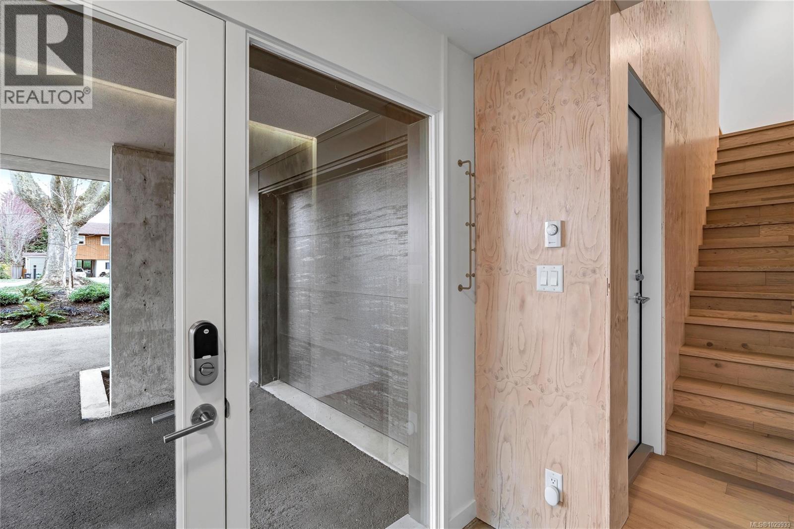 2 2910 Shelbourne St