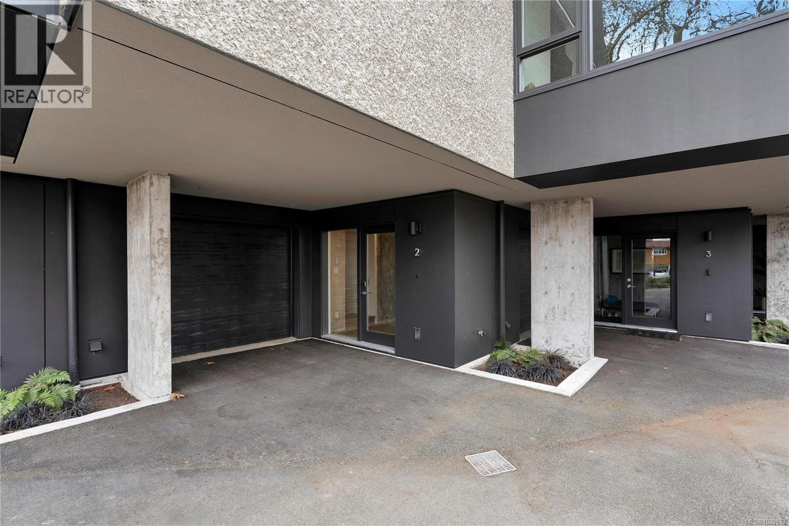 2 2910 Shelbourne St