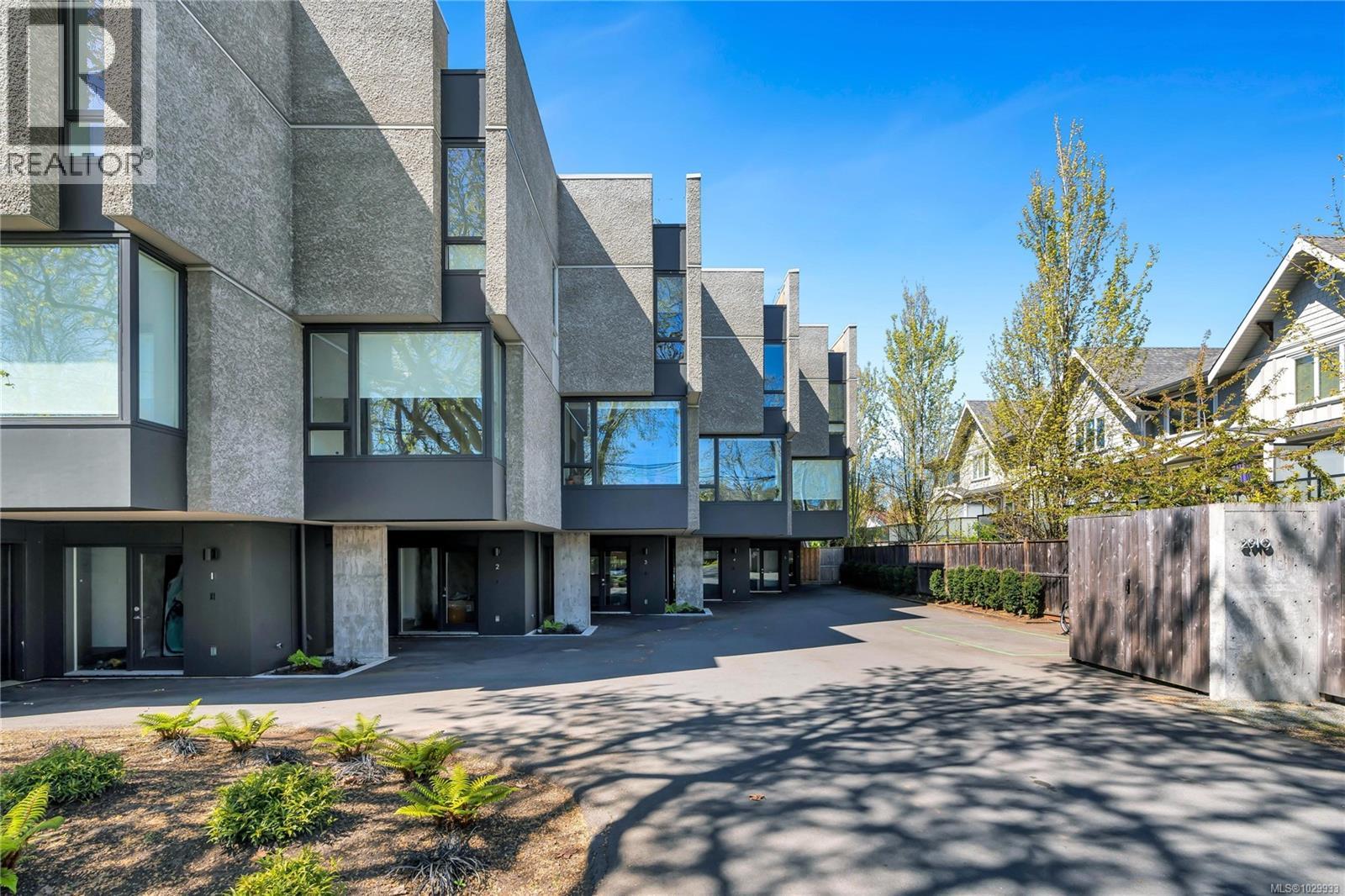 2 2910 Shelbourne St