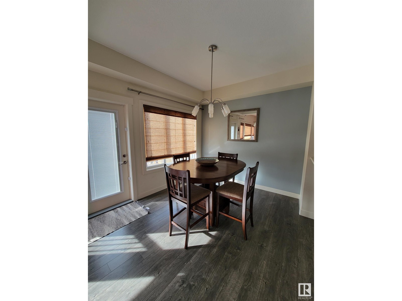 722 Charlesworth WY SW
