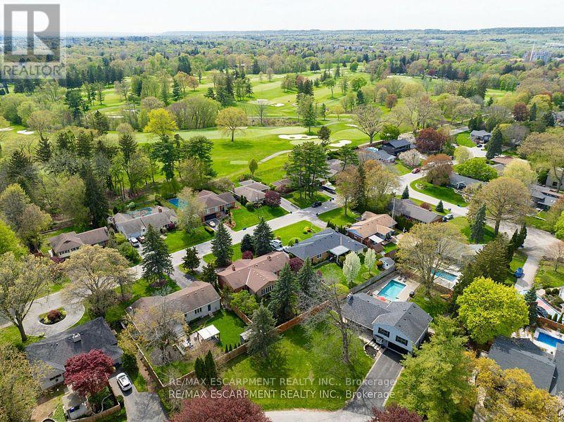 585 DEBORAH CRESCENT