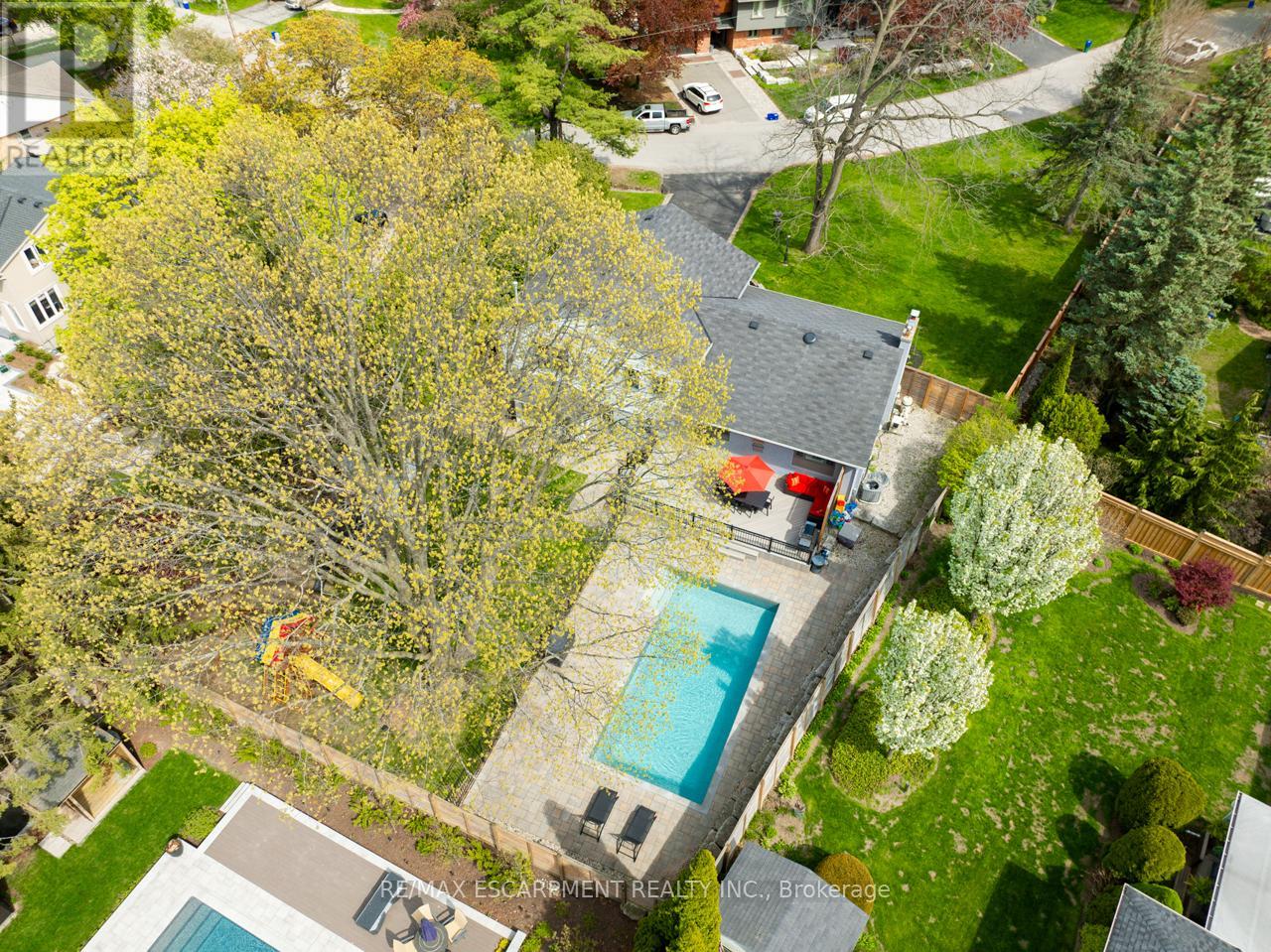 585 DEBORAH CRESCENT