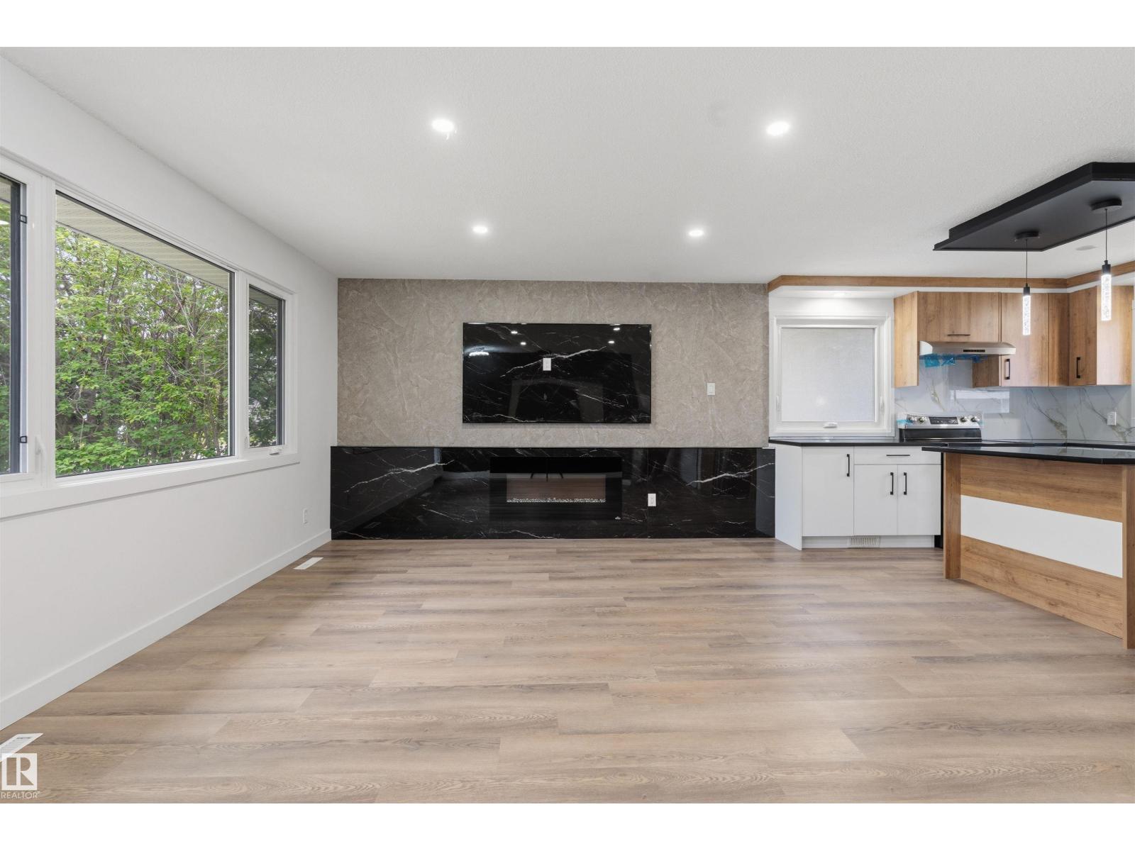8328 165 ST NW