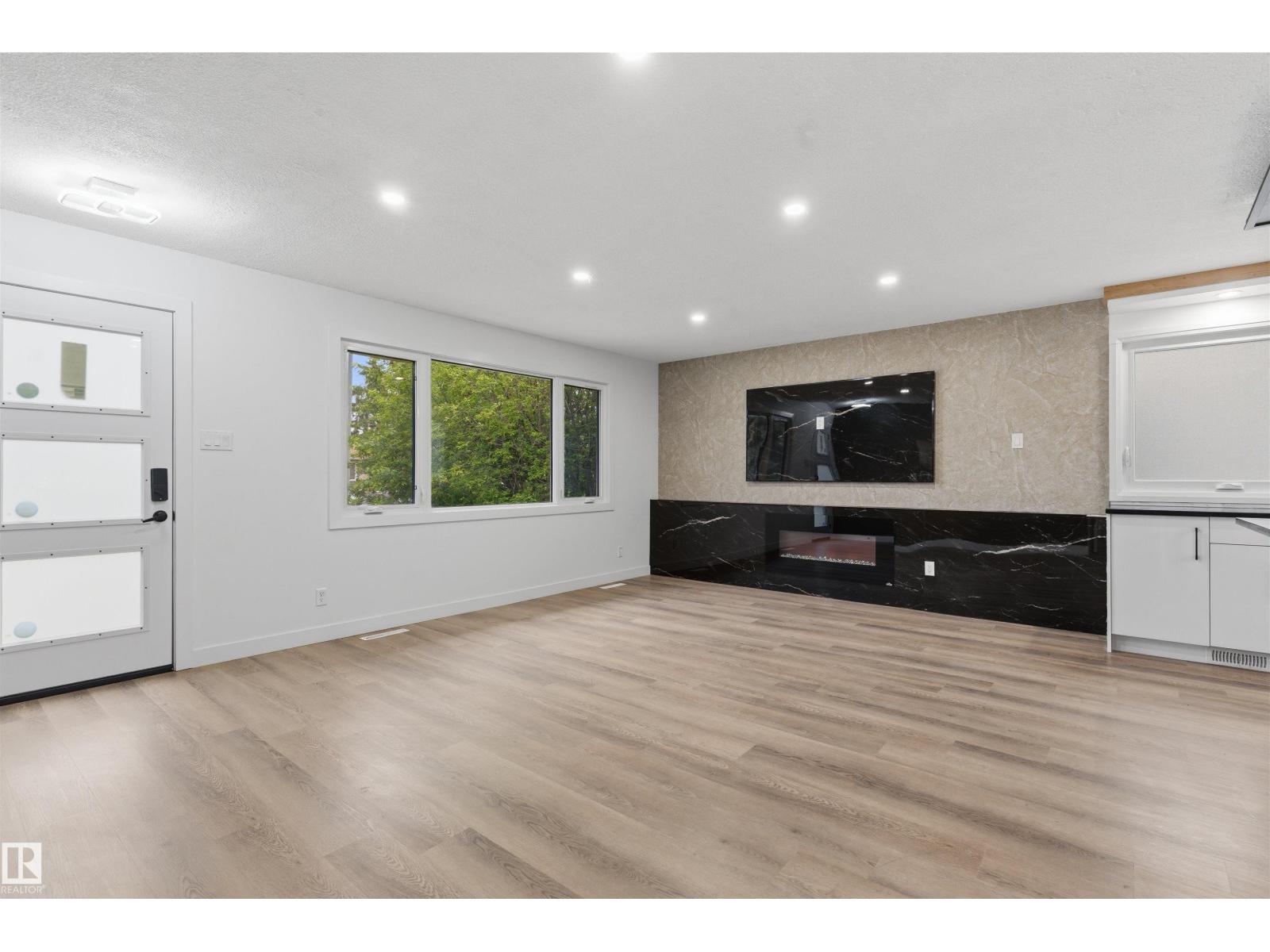 8328 165 ST NW