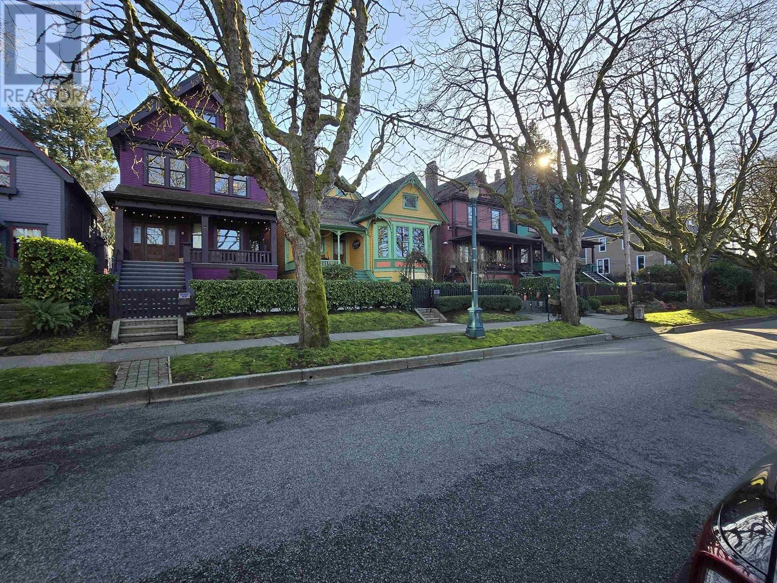 140 W 10TH AVENUE