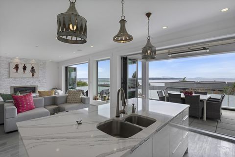 15374 ROYAL AVENUE White Rock BC V4B1M8