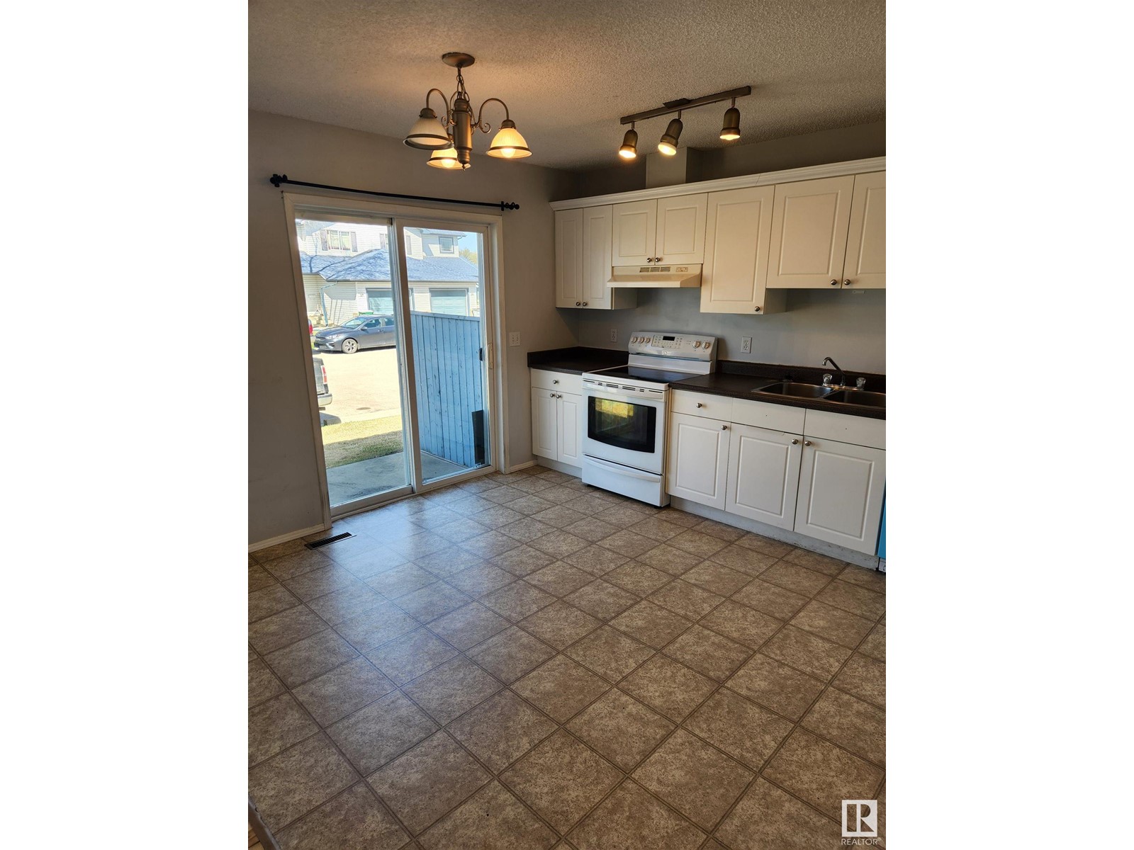 #32 3 GROVE MEADOW DR