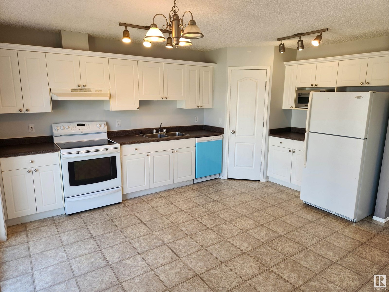 #32 3 GROVE MEADOW DR