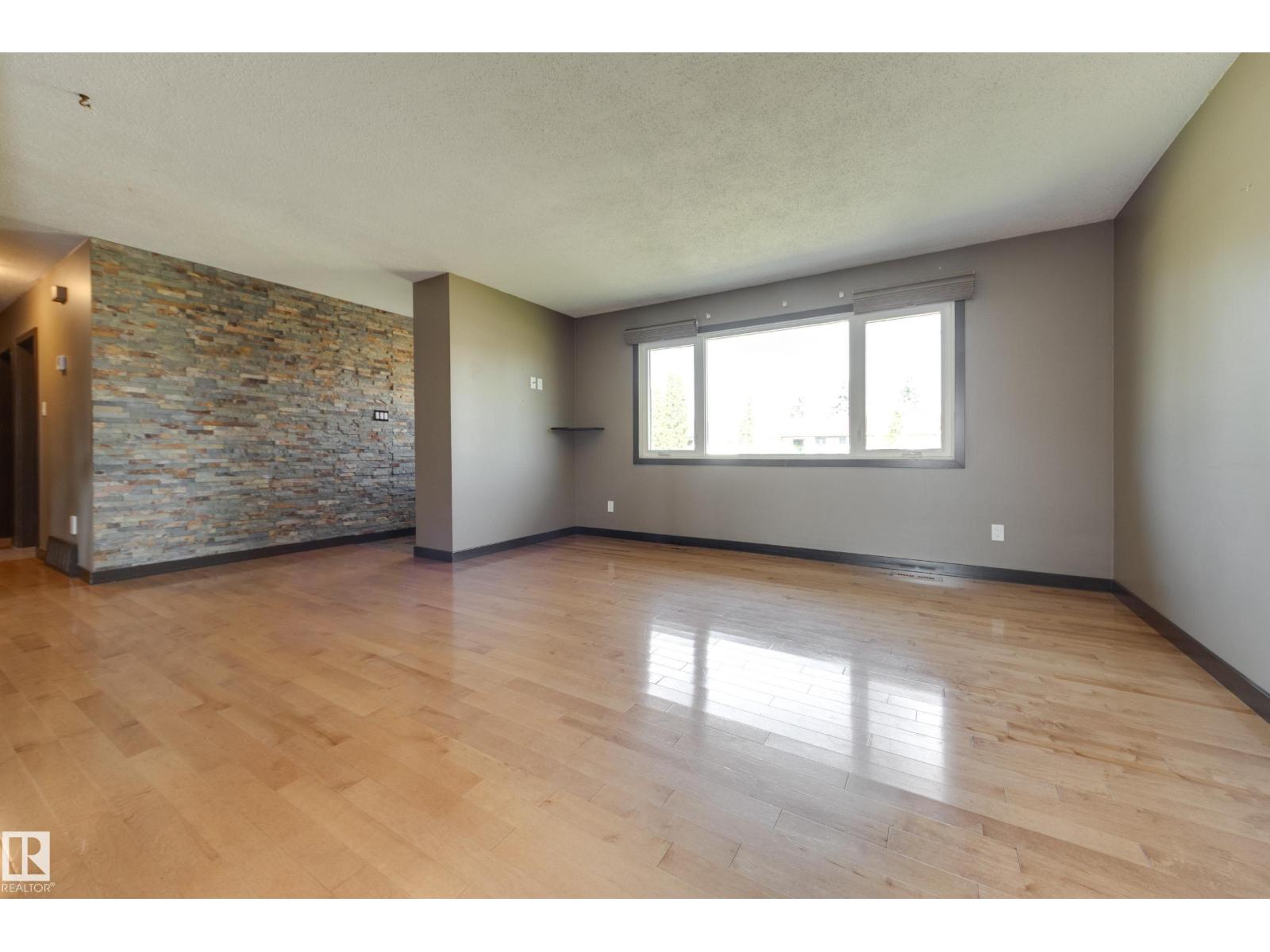 8003 136 AV NW