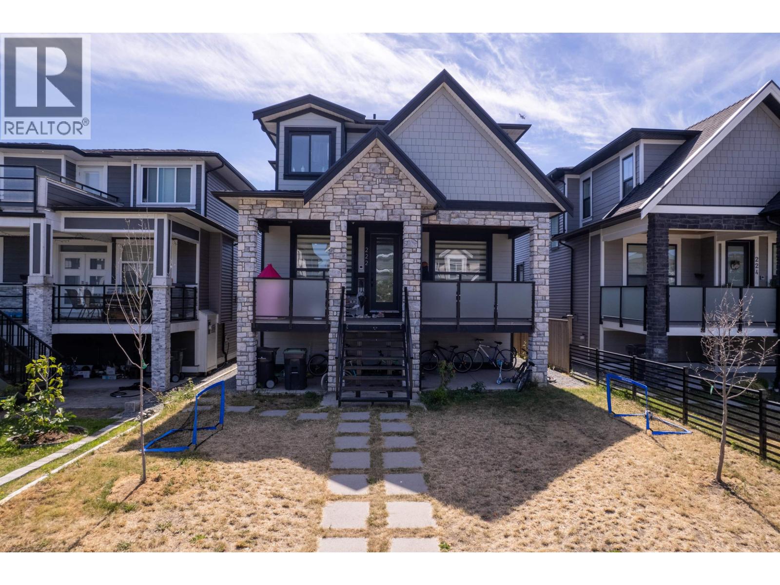 Photo 1 of 38 — 222 HAMPTON STREET, New Westminster, BC V3M5M4