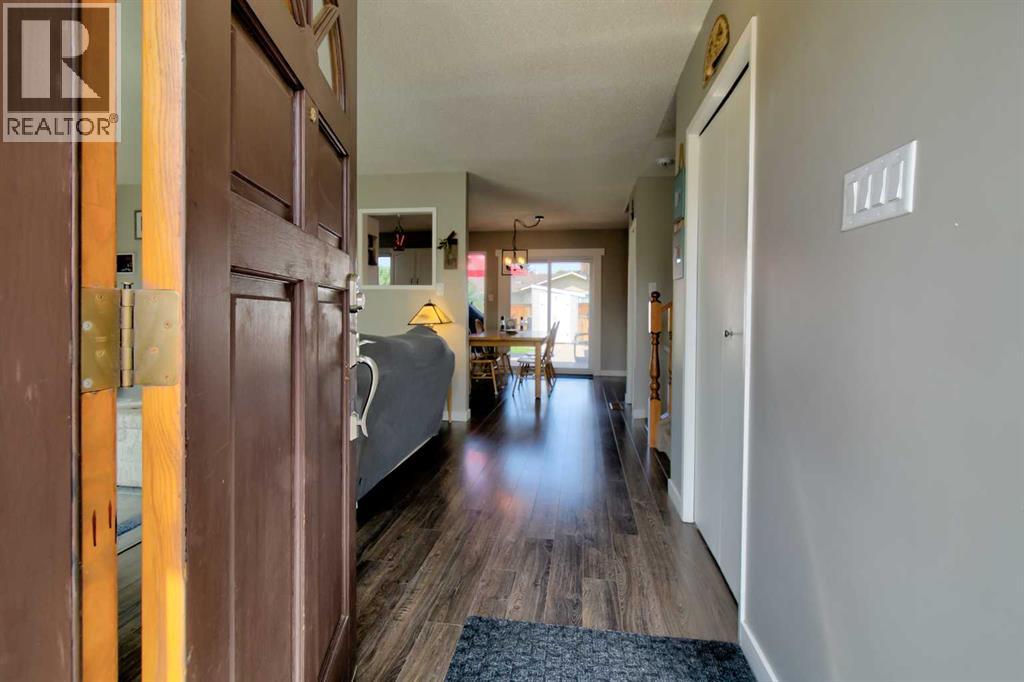 11 Erminedale Place N