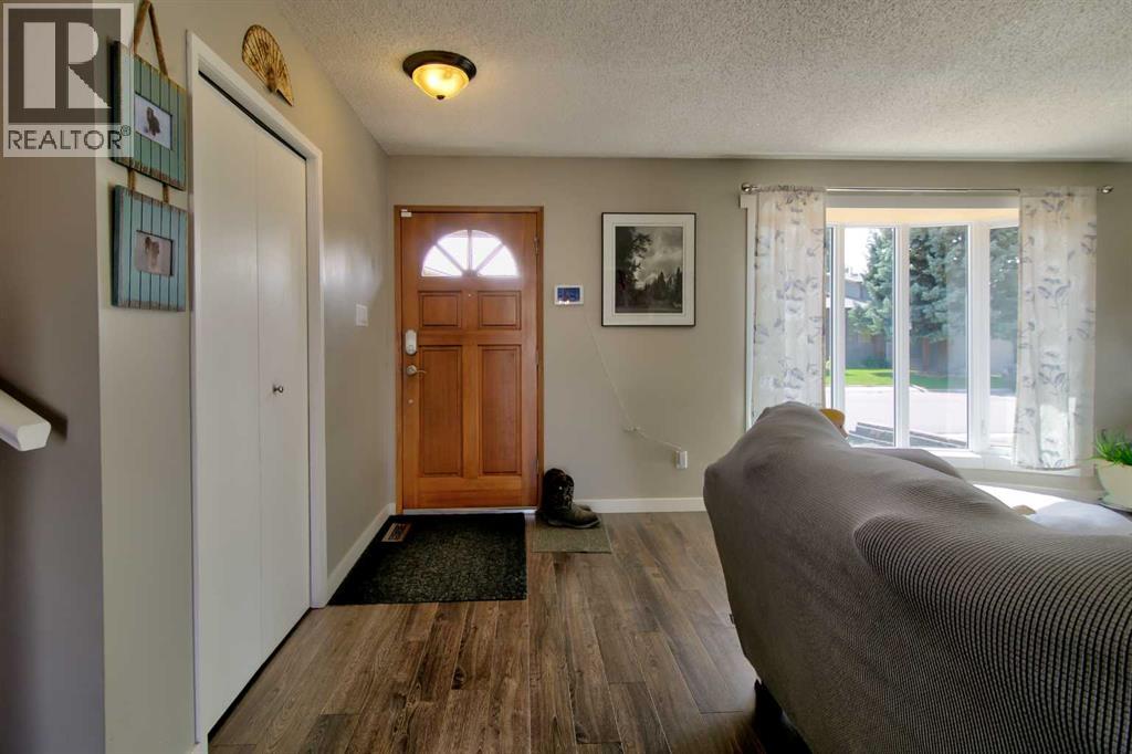 11 Erminedale Place N