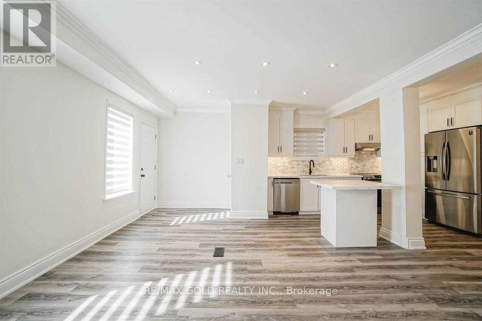4 ADAMSON STREET S