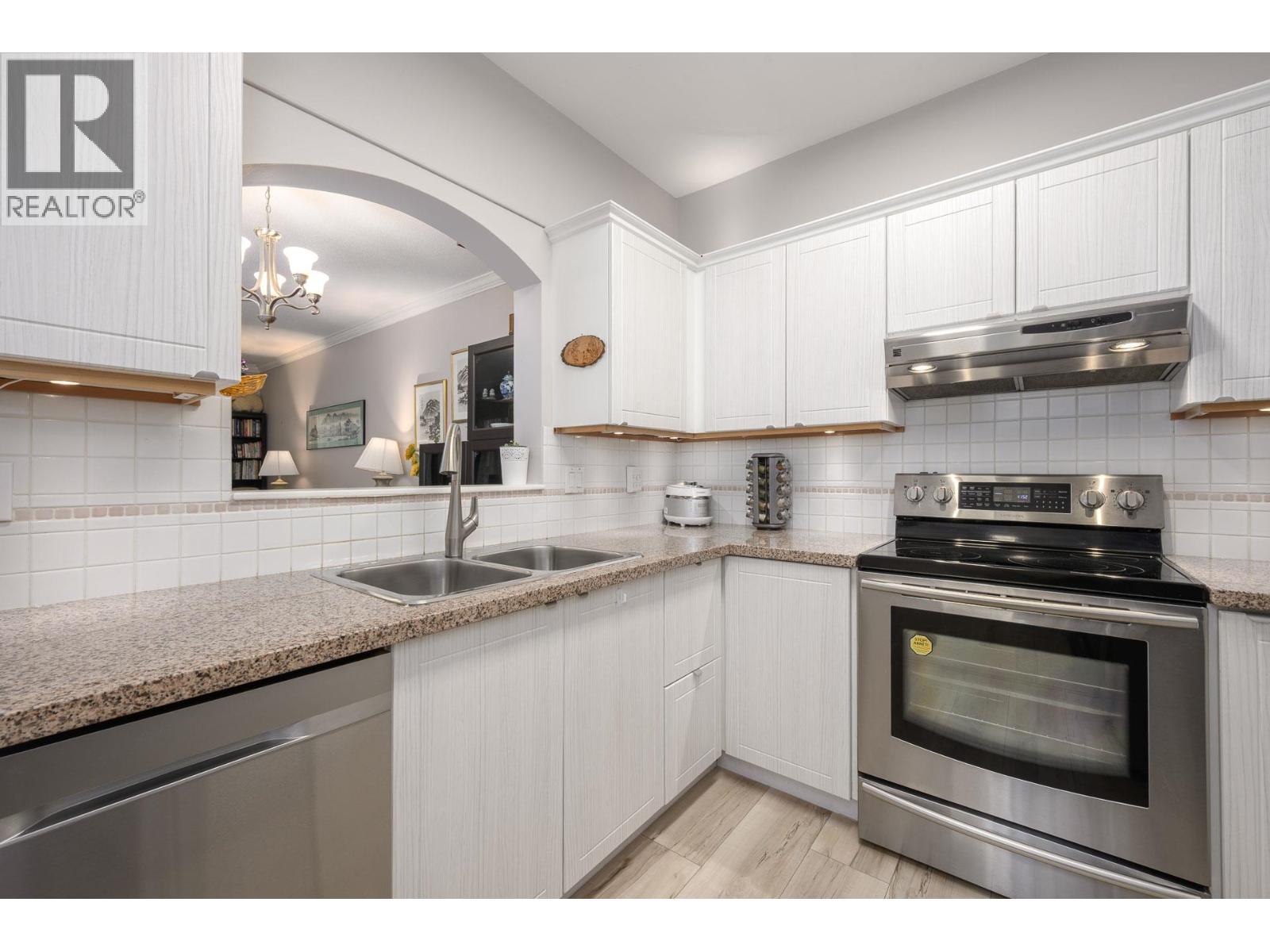 204 2995 PRINCESS CRESCENT