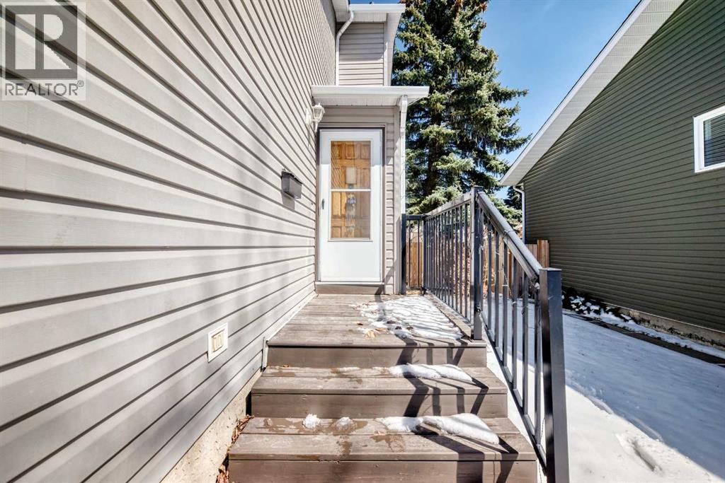 216 Hawkwood Boulevard NW