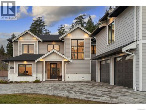 2580 Sherwood Lane Saanich BC V8N1W2