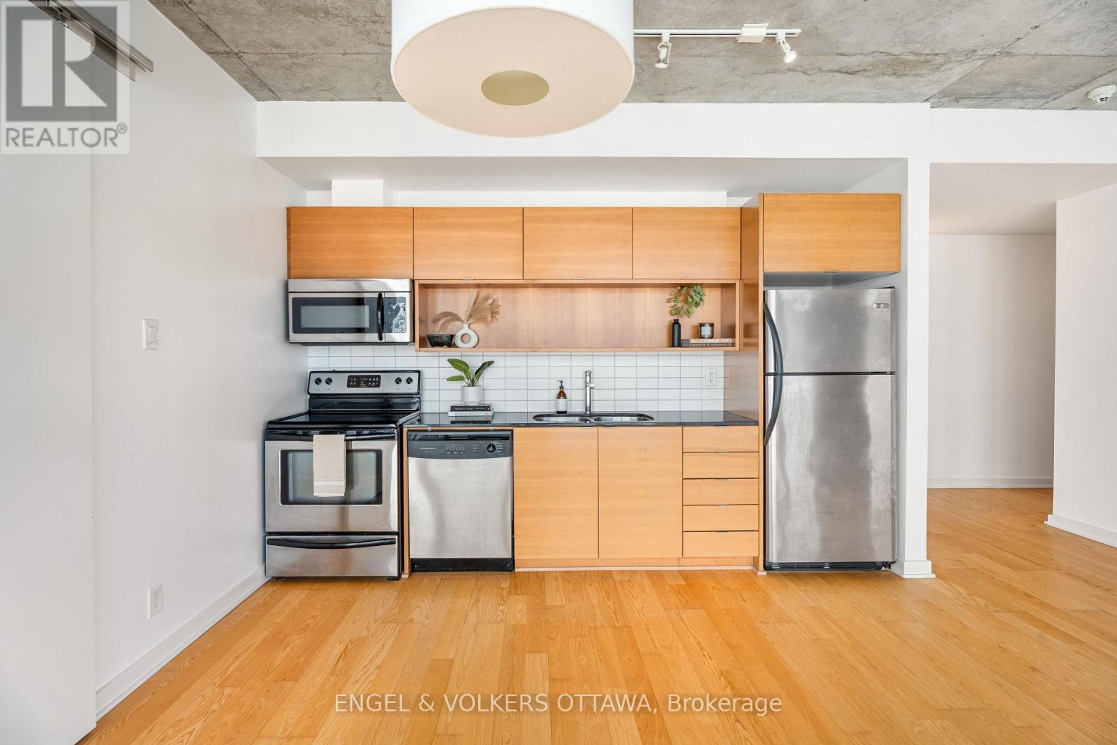 1610 - 324 LAURIER AVENUE W