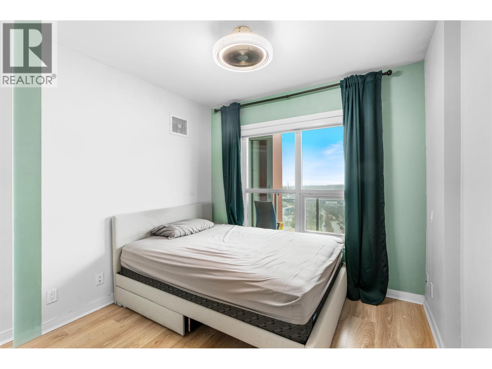 1602 125 COLUMBIA STREET