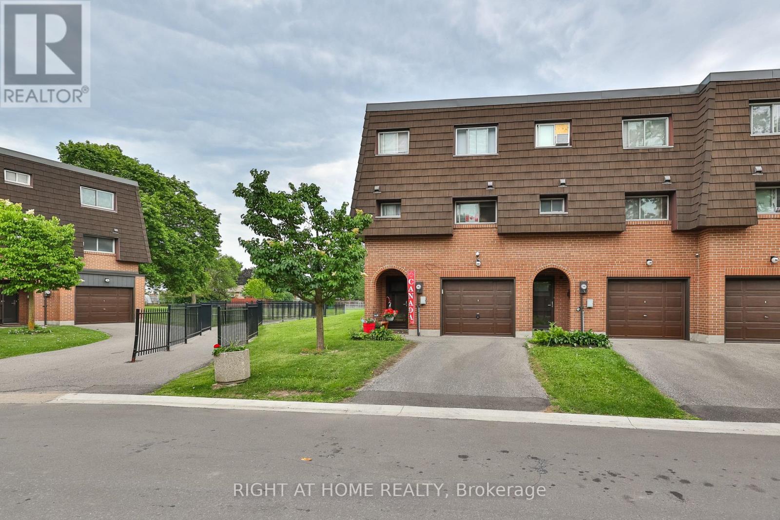 Photo 1 of 50 — 74 - 100 DARRAS COURT Unit 74, Brampton (Southgate), ON L6T1W7