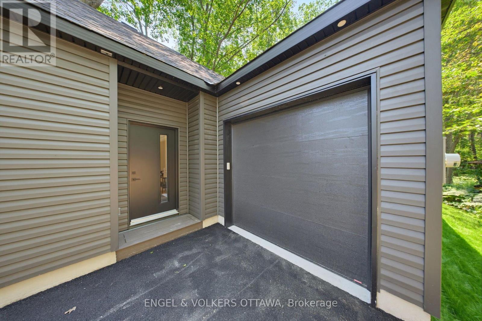 557 BAYVIEW DRIVE