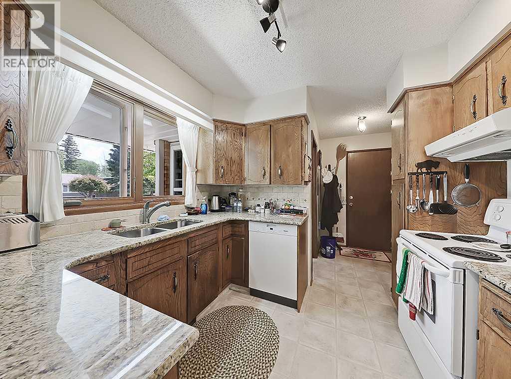 230 Oakwood Place SW