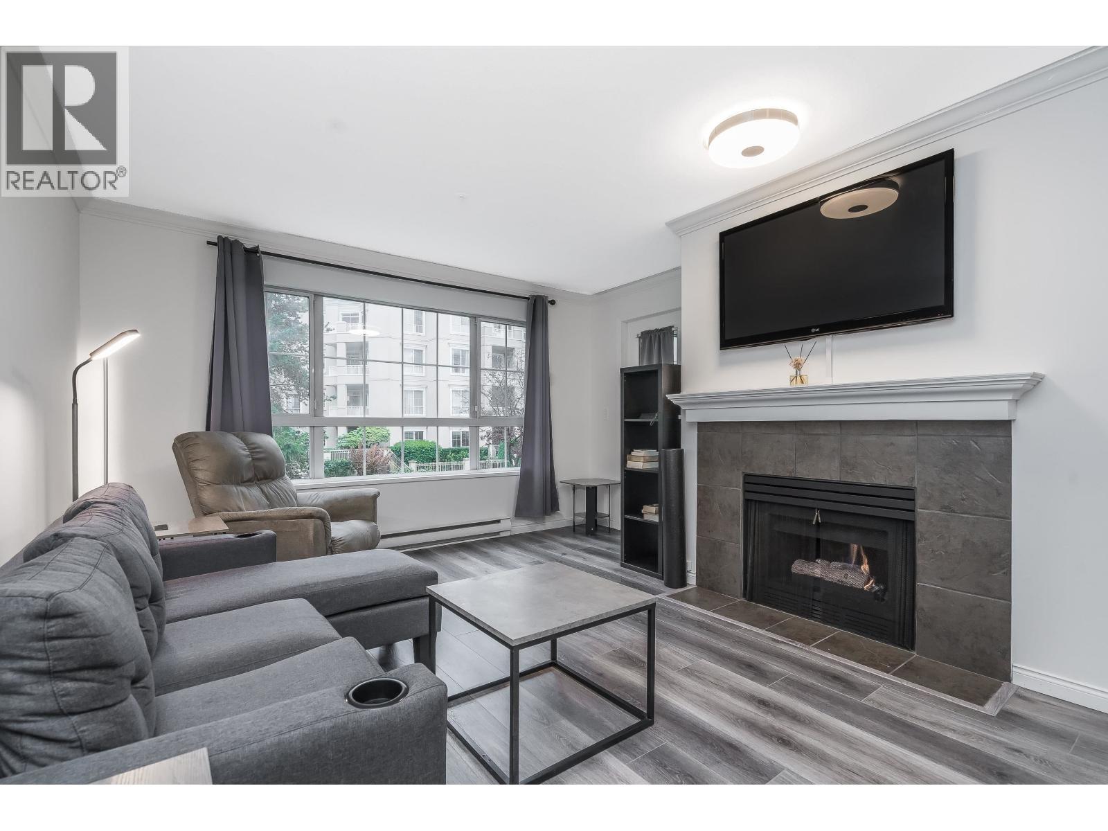 206 2975 PRINCESS CRESCENT