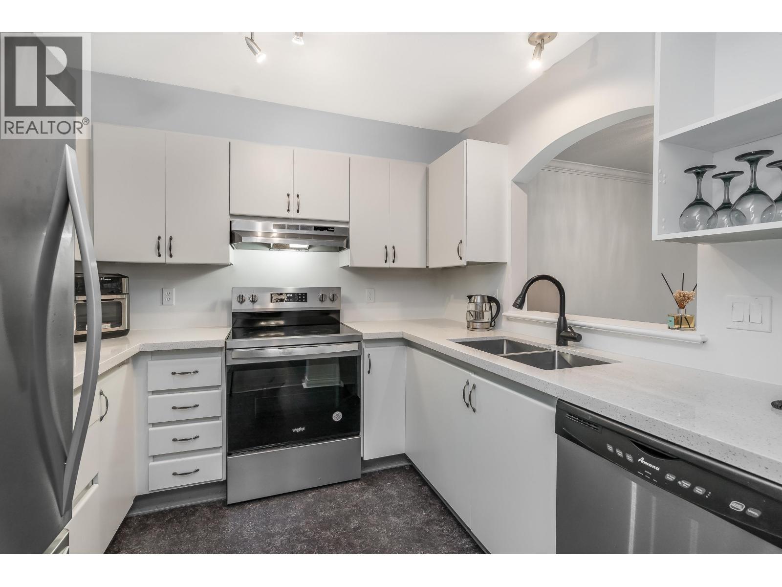 206 2975 PRINCESS CRESCENT