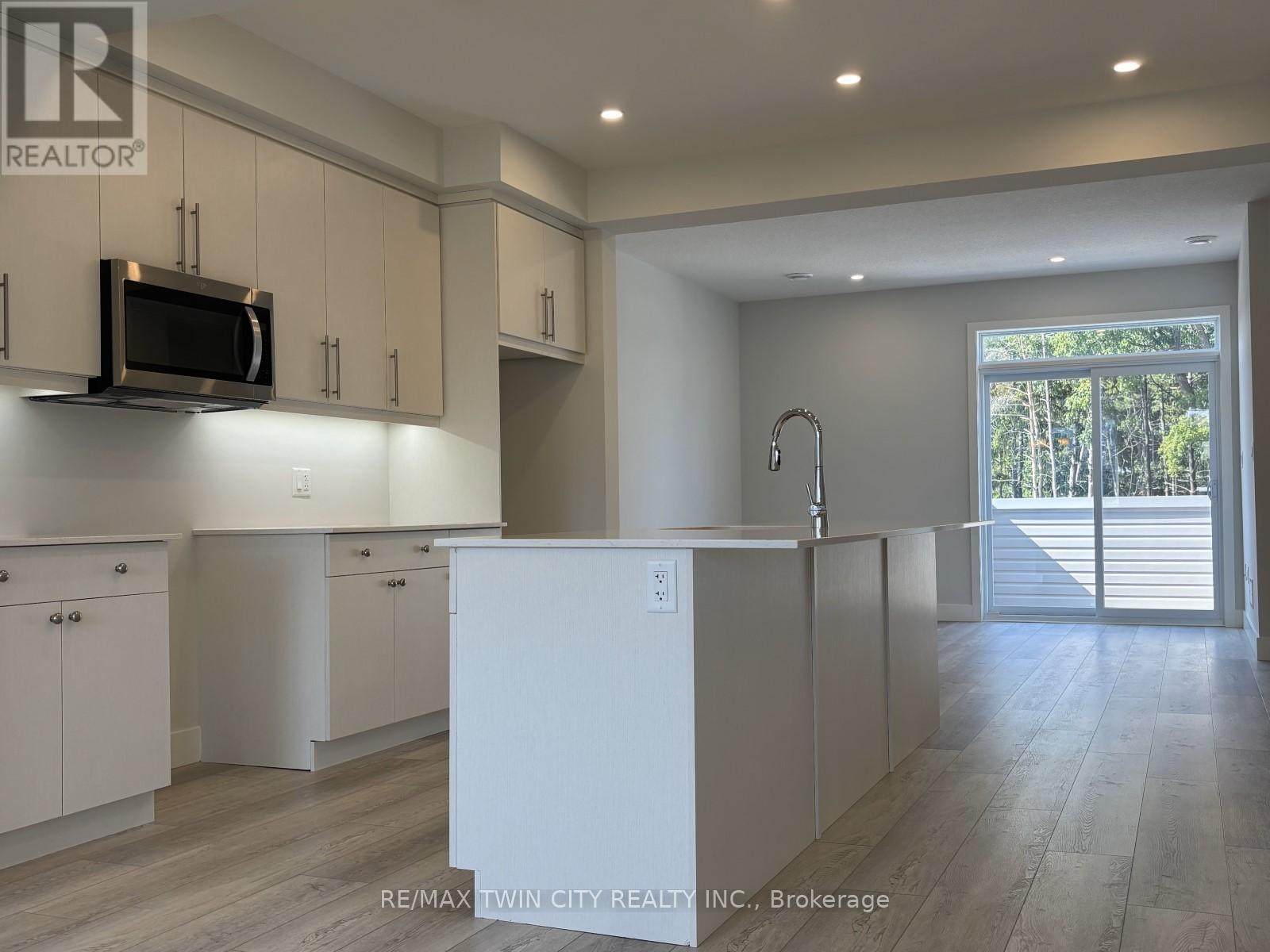 925 DEVERON CRESCENT