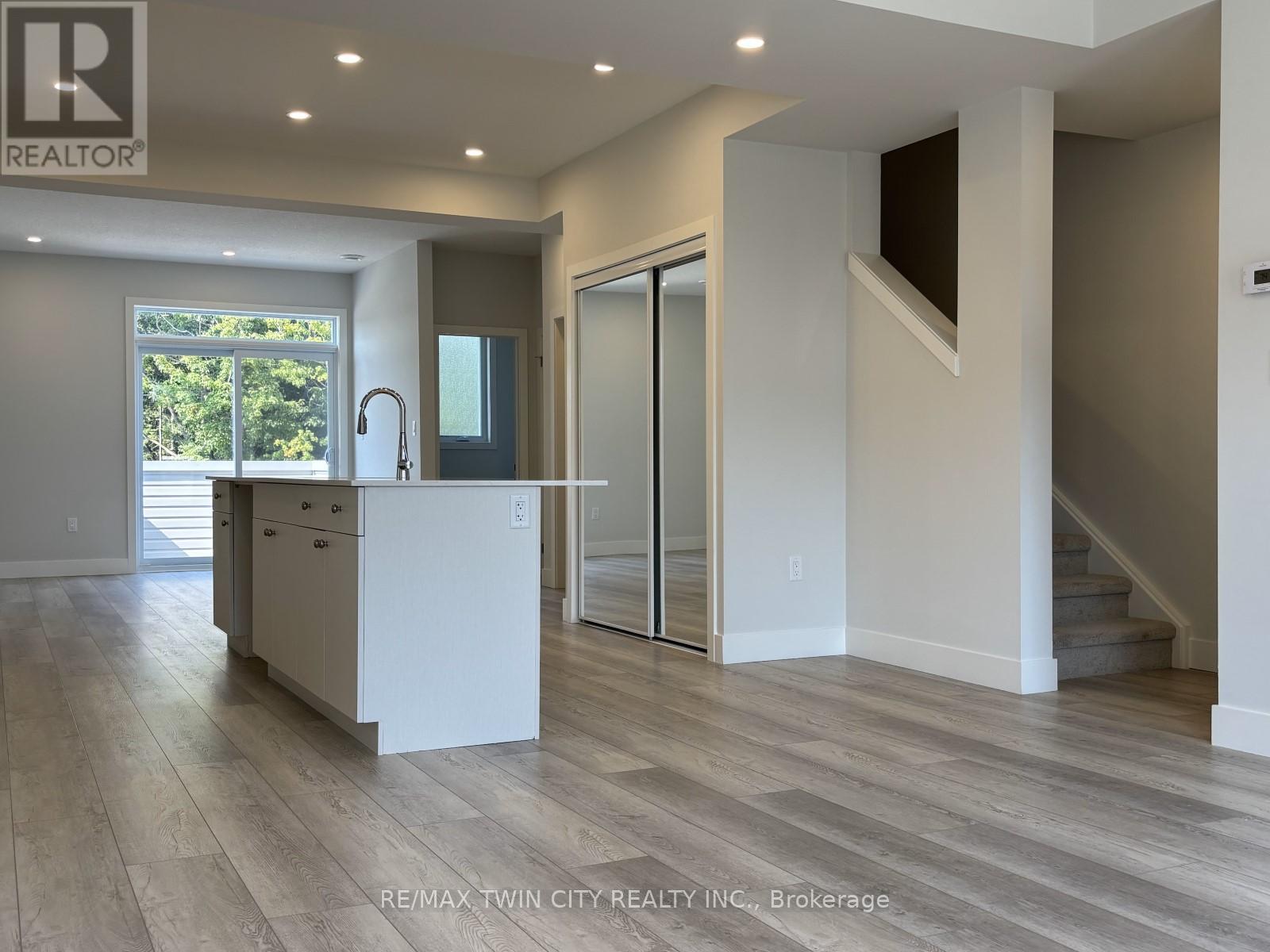 925 DEVERON CRESCENT