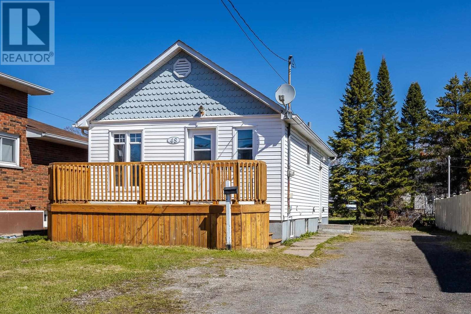 Photo 1 of 20 — 48 Churchill AVE, Sault Ste. Marie, ON P6C2R2