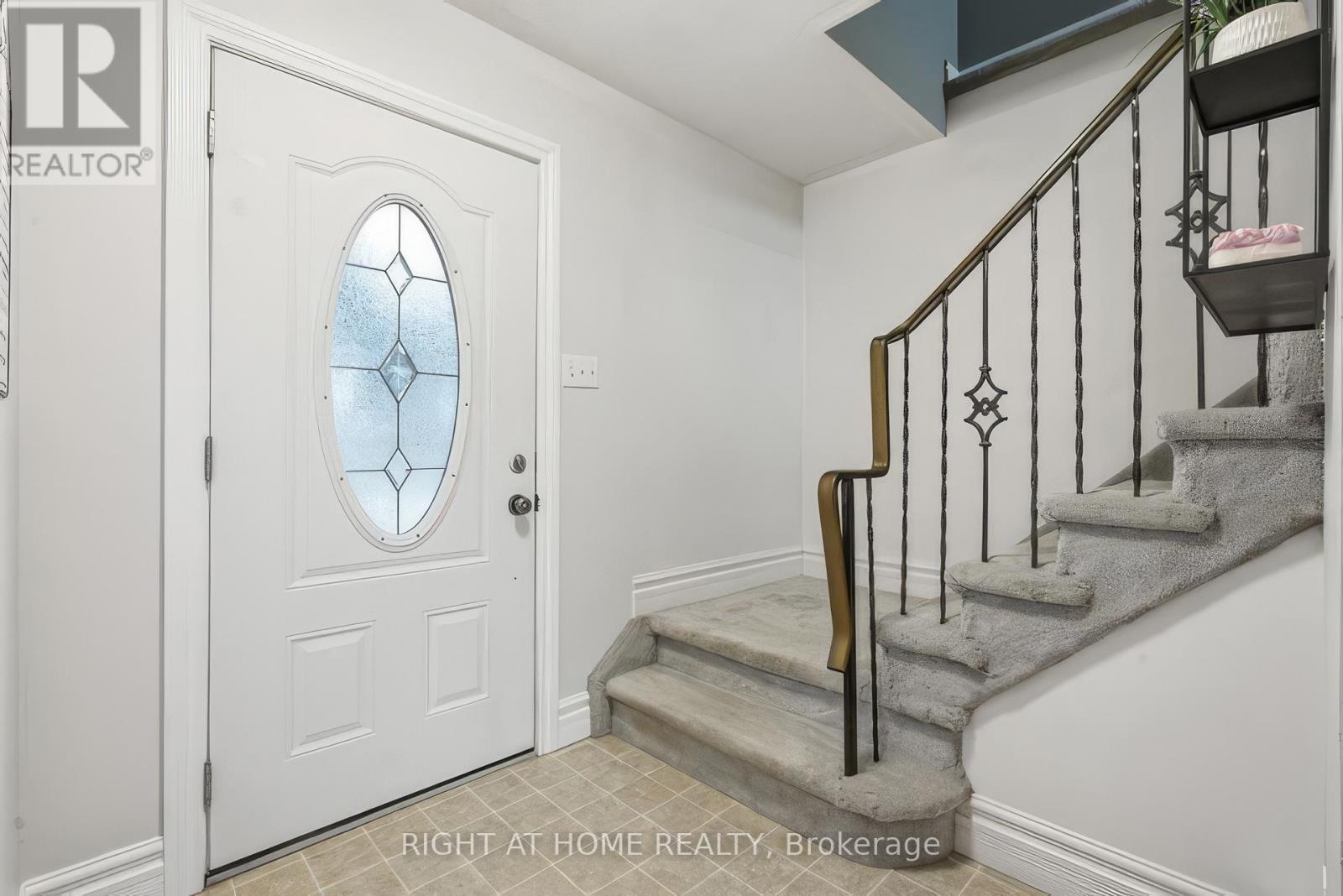 384 COUNTESS STREET N