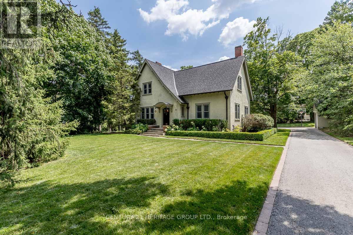 Photo 1 of 33 — 584 Pearson Street, Newmarket, ON L3Y1G3